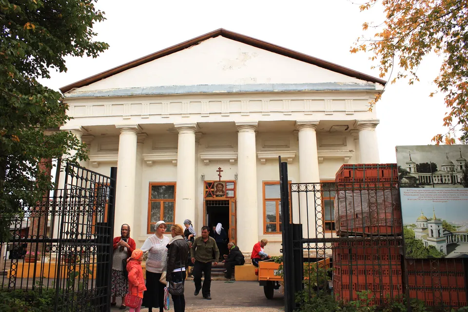 Портик с колоннадой Спасского храма за забором стройплощадки, 2012 год