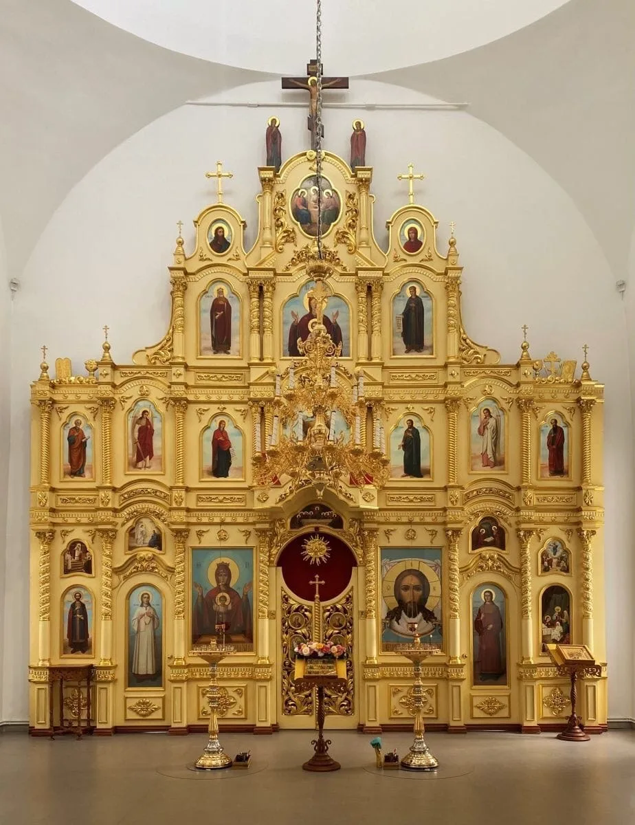 Резной золочёный иконостас Спасского храма с иконами в несколько рядов