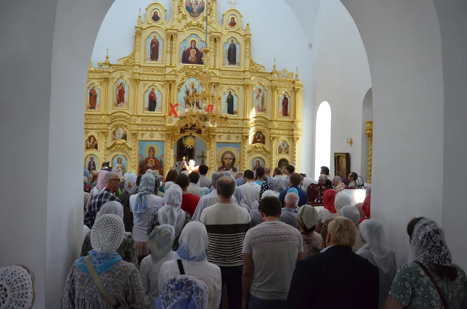 Прихожане молятся в переполненном Спасском храме на юбилейном богослужении