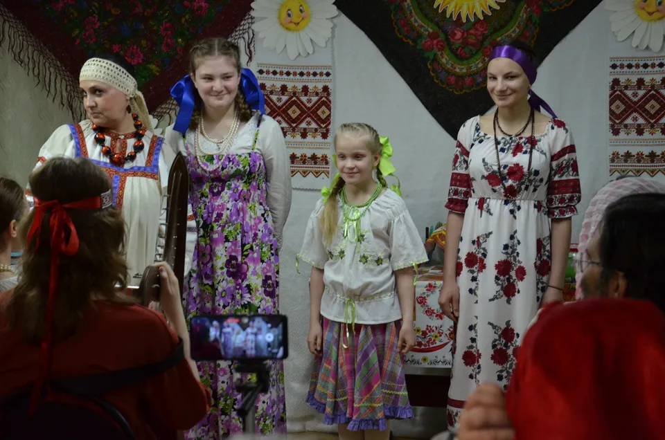 Девочки — воспитанницы воскресной школы Спасского храма в русских народных костюмах выступают на празднике