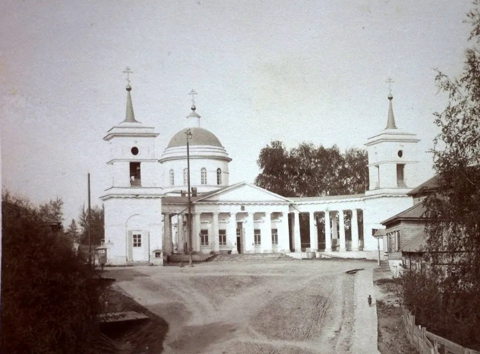 Спасская церковь с тремя куполами и колоннадами, фото 1902 года